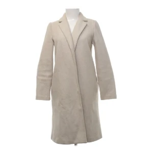 Zara kappa - Säljer en beige kappa ifrån Zara. Den är i storlek s och perfekt nu till våren. Säljer den då den inte passar mig länge. Hör av er för mer bilder 💕