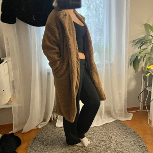 Lång kappa  - Brun låbg kappa i Teddy material från lager 157. Säljer för att den inte kommer till användning 💗 storlek XS/S