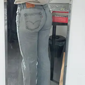 Säljer nu dessa vintage jeansen från Levis, modell 550. Dessa är mid waist (se sista bilden) och storlek W29 L30, längden bör passa någon upp till 168cm. Har även fått sytt ihop loggan bak, men inget som är märkbart💗💗