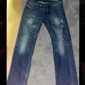 Sköna disel jeans med fin fade. Skriv gärna angående fler bilder eller frågor.