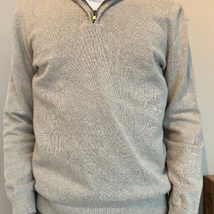 Halfzip  - Tja! Säljer en halfzip tröja från mango. Den är i okej skick typ 7/10. Den sitter mig som är 163 och väger 54 kg ganska smått. Kontakta gärna innan du köper!