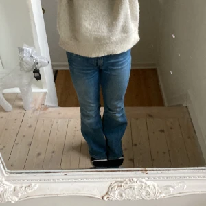 High waist blå bootcut jeans!👖🩵⭐️ - Ljus-blåa jeans High waist!🩵⭐️ Lite slitna men funkar jätte bra!💓 storlek 134 men funkar för 140!