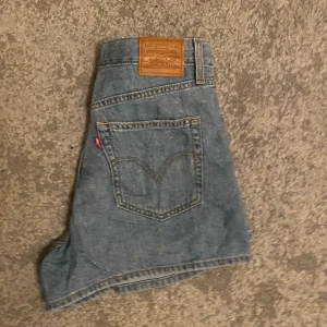 Jeansshorts från Levis! Modell: High Loose Shorts - Jeansshorts i fint skick! Knappt använda 