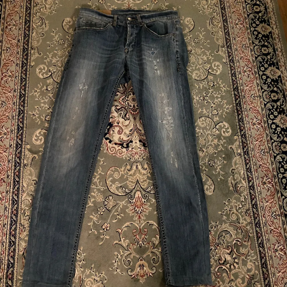 Tja säljer dessa as feta jeans från Dondup. Slimfit, storlek 33. Nästintill nyskick, väl använt utan några defekter. Hör av dig vid frågor eller funderingar!💙. Jeans & Byxor.