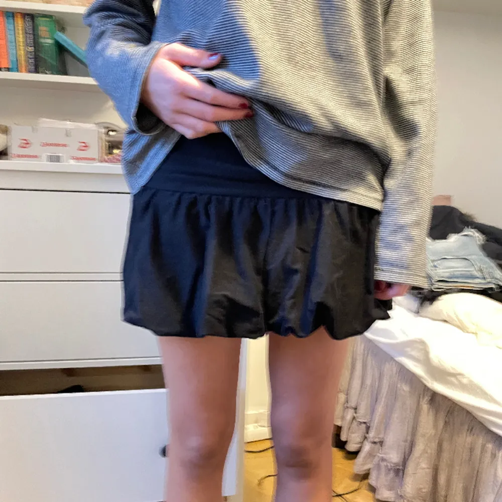 Säljer denna zara kjol. Den är egentligen från zara barn i storlek 10 år men jag har sytt om så den passar en xs/s. . Kjolar.
