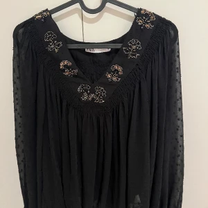Blus med detaljer - Svart blus med detaljer från zara.  Storlek L. Nyskick. Passar även M Ordinarie pris: 479kr  Nypris: 300kr 