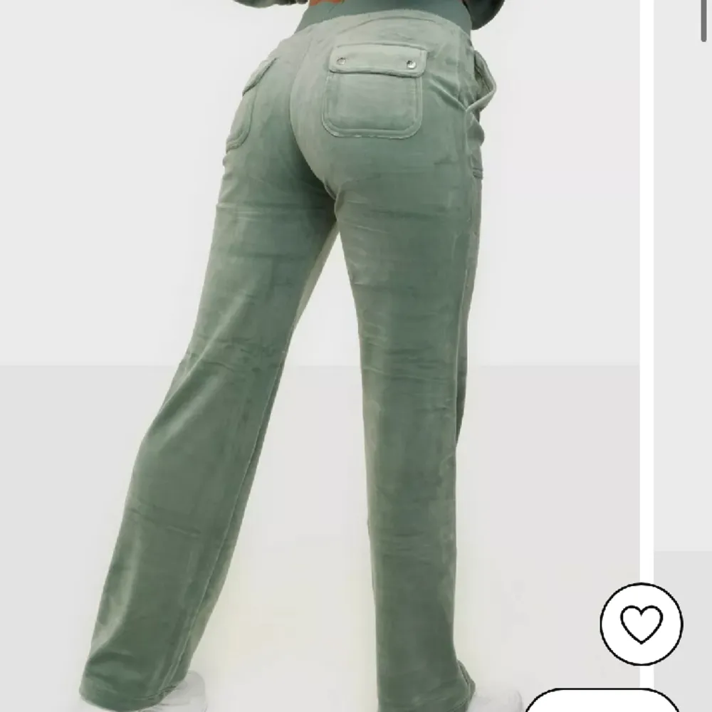 Säljer mina fina ljusgröna juicy byxor då dem inte kommer till användning. Storlek L 🥰. Jeans & Byxor.