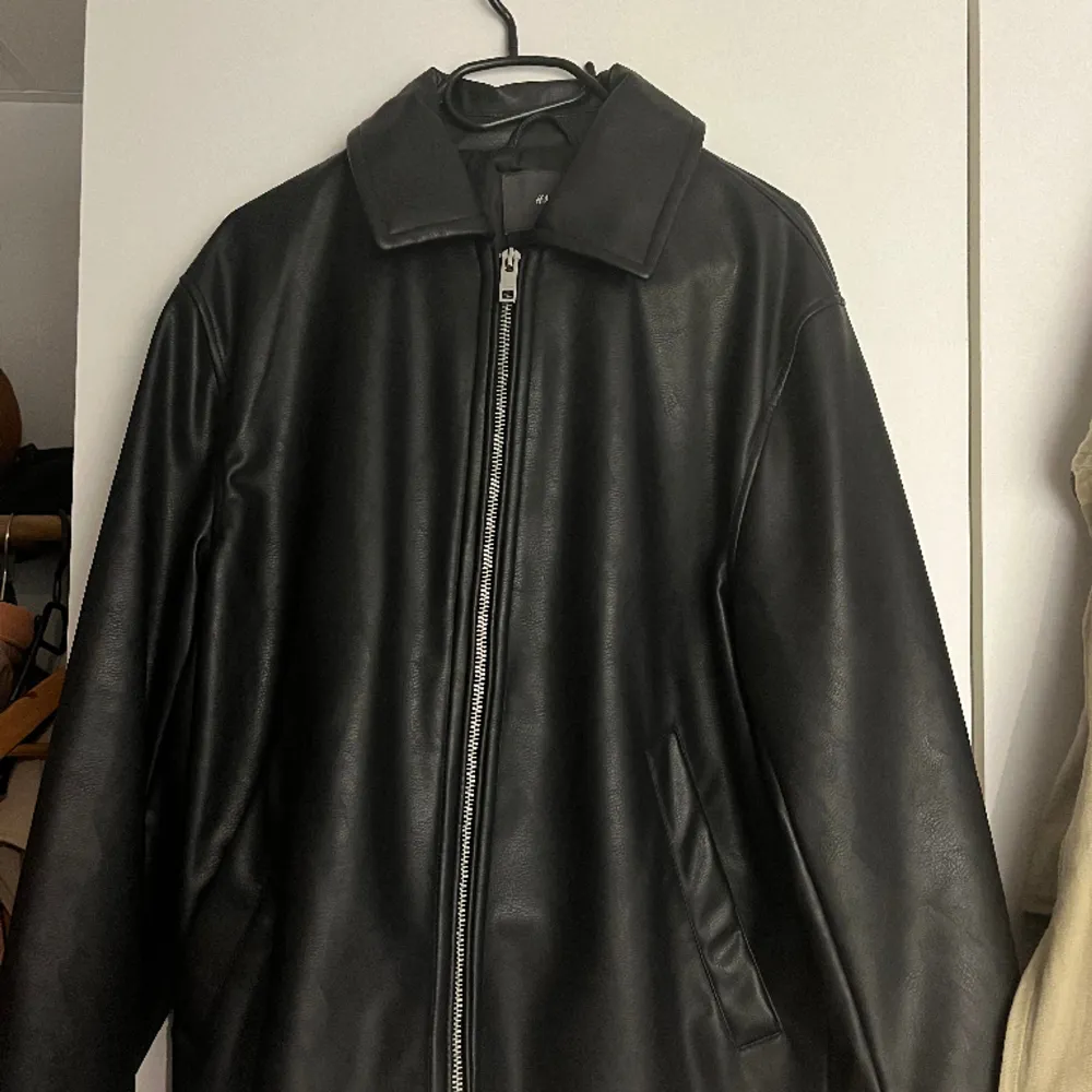 Oanvänd jacka i läderimitation, storlek M (Regular passform) från H&M.. Jackor.