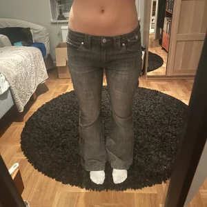 Jeans - Så snygga grå lågmidjade jeans. Skiiiitcoola fickor!! Bra skick har knappt använt men de är lite slitna längst ner men det är inget som syns när man har på sig de. Jag är 165