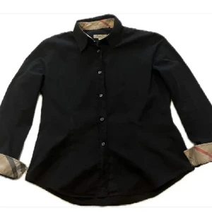 Burrberry skjorta  - Köpte denna burrberry skjortan tyvärr för liten för mig skulle säga att den sitter som xs eller s