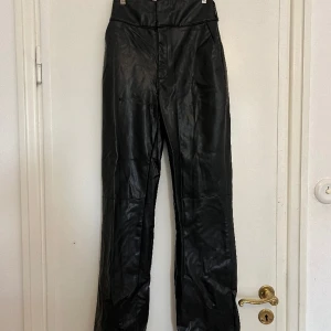 Skinnbyxor - Snygga raka skinnbycor från NA-KD, har ett litet hål på framsidan vid fickan men inget man tänker på. Raka i modellen och fina sömmar bak som formar snyggt