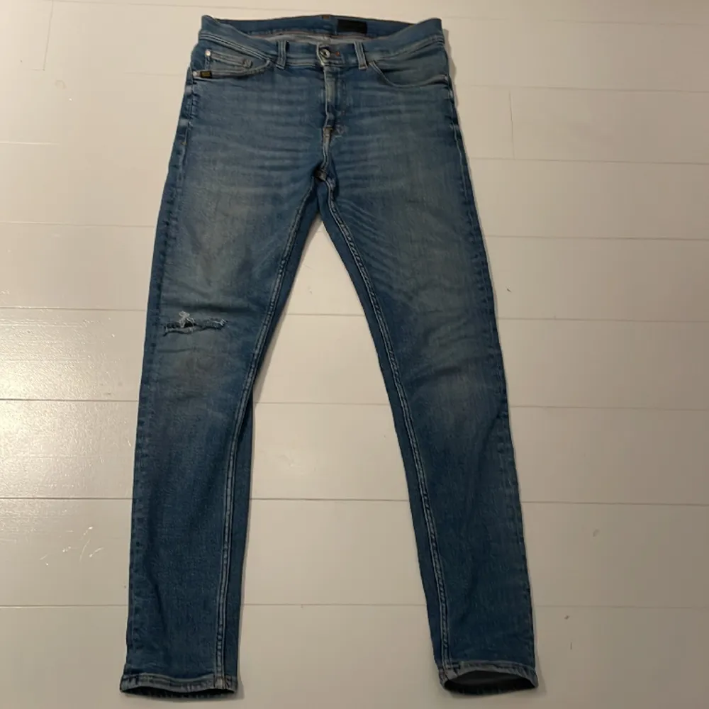 Hej, säljer nu dessa slim fit jeans från Tiger of Sweden! Endast använda ett fåtal gånger och är i väldigt bra skick! Modellen är 175 cm lång. Pris kan diskuteras. Hör av er för fler bilder eller vid funderingar! Nypris 1400kr. Jeans & Byxor.