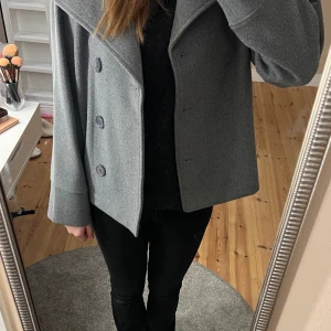 Kappa - Säljer denna fina kappa den är ganska stor i storleken, själv brukar jag ha storlek 164-170 men den passar mig❤️