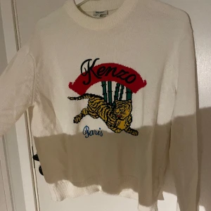 Kenzo paris stickad tröja  - Säljer min jättefina kenzo tröja som jag inte fått användning för. Tröjan är i storlek XS men jag skulle säga att den passar en M ❤️ Tröjan kostar 450 eller bud, köparen står för frakten💕