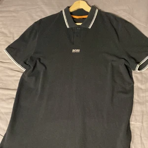 Hugo Boss t-shirt  - Tröjan är i väldigt bra skick, köpte av min bror då den inte passa honom, använt den själv va 2 gånger och han 1 gång, så skulle kalla det ny skick. Denna modellen säljs ej längre och är därför svår att få tag på. Storlek M, pris går att diskutera 