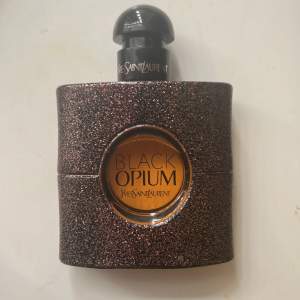 Säljer denna Black opium parfym, fick den j julklapp och använt cirka 2-3gånger.❤️50ml