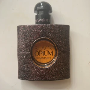 Black opium parfym - Säljer denna Black opium parfym, fick den j julklapp och använt cirka 2-3gånger.❤️50ml