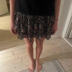 Söt kjol från NA-KD - Använd 1 gång och har inga slitningar! Storlek 34 (S) 