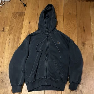Carhartt jacka - En knappt använd mörkgrå Carhartt jacka med riktigt skön passform, Xs men sitter som S