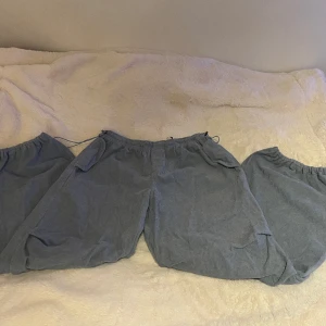 Manchester cargo pants - Jätte baggy byxor i Manchester, de ser väldigt skrynkliga ut på bilden då de legat vikta i garderoben, försvinner efter att man haft på sig dem. Resår i midjan, skulle säga att de passar alla, inrebenslängden: 78cm yttrebenslängden: 105cm