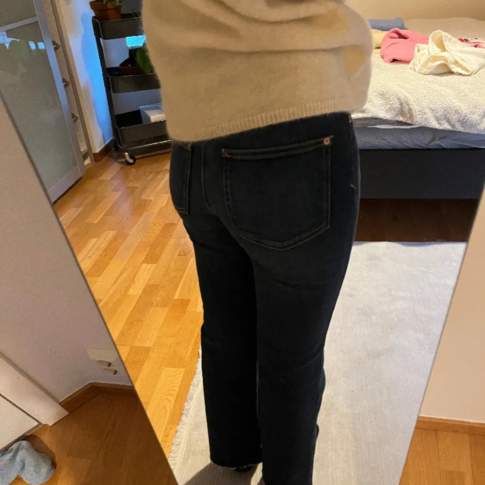 Så så fina zara jeans som är short bootcut jeans! Super fin till sommaren med låga sneakers!🔥skriv för frågor eller fler bilder!💗💗. Jeans & Byxor.