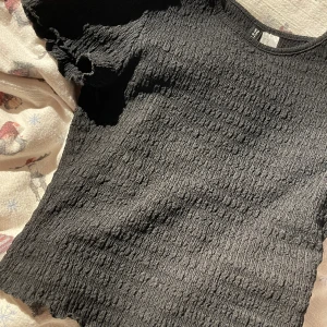 T-shirt - Svart t-shirt från H&M, säljer då den har blivit lite för liten💕 Har ett mönster i tyget som syns på andra bilden ! 