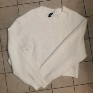 Fin stickad 🙌🏼 - Vit stickad från H&m i storlek xs 🙌🏼