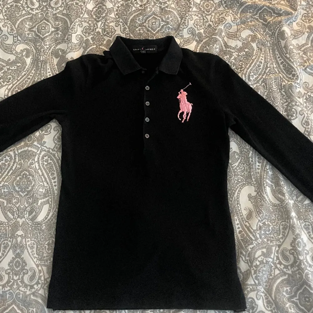 Fin Ralph Lauren tröja som knappt är använd och är i nyskick, har inga brister eller defekter.. Stickat.