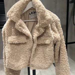 Pälsjacka  - Pälsjacka som aldrig är använd. Super fin!🫶🏻