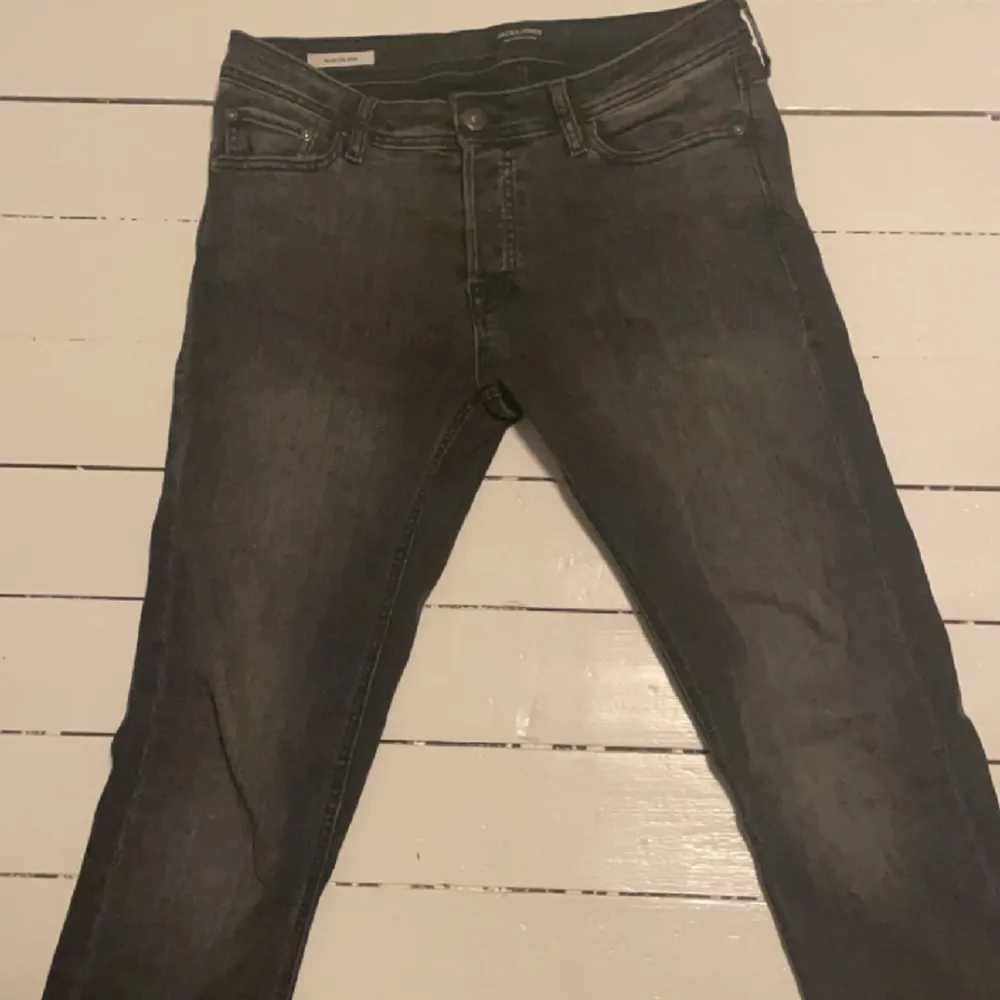Hej säljer mina Jack and Jones jeans i storlek 31-32 mörkgrå har använt dom ungefär 2-3 gånger så dom är i toppskick inga hål eller slitningar. Dom kommer inte till användning för att dom är lite för små för mig det är därför jag säljer dom/Wilhelm. Jeans & Byxor.