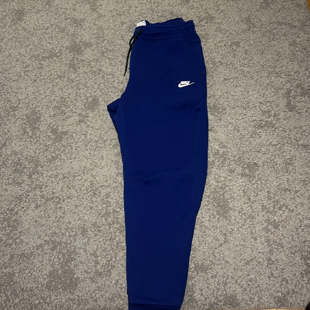 Mörk blåa Nike tech fleece byxor för 200 kr, helt oanvända, sprillans nya. Har bara testats.. Jeans & Byxor.