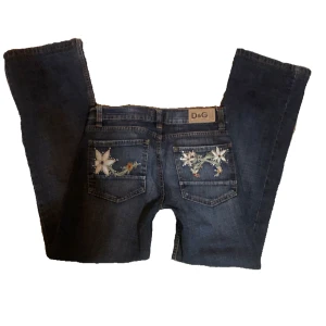 dolce & gabbana - Jättesnygga lågmidjade, bootcut, jeans från dolce and gabbana, som jag inte använder längre, perfekt nu till våren 🌸. Jättefina fickor, några gems saknas därav priset.  Midja : 37 cm med stretch ❤️🪩 innerbenslängd : 72 cm 🤩🌸