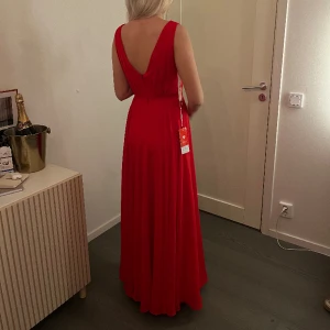 Balklänning - Säljer denna oanvända balklänning. Köpt från jjhouse för 1400kr och har prislapp kvar då den aldrig är använd. Den är mer röd i verkligheten. Pris går att diskutera❤️jag är 168 cm lång och den är bra i längd med klackar! 