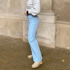 Oanvända kostymbyxor från design by si! - Oanvända ljusblå kostymbyxor från design by si! Storlek xs