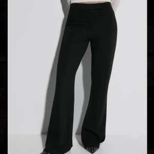 Kostymbyxor  - Kostymbyxor från Nelly som är långa för mig (är 167). Använda typ 2 gånger, så i mycket bra skick. Storlek xs men skulle lätt passa storlek s också! Nypris 400:-