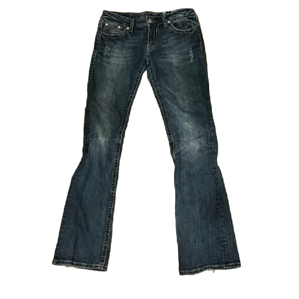 (11) SÅ FINA Miss me jeans! Midjemått tvärs över: 41 cm och stretchiga. Innerbenslängd: 86 cm. Bootcut Bredd: 23cm. Modell: Boot❤️ Har lite tecken på längst ner på benen. . Jeans & Byxor.