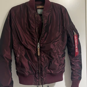 Alpha industries jacka  - Säljer Bomberjacka från Alpha industries i storlek Medium, den skulle kunna passa small också . Använd ett få tal ggr. Köpt för 1850 säljes för 450 