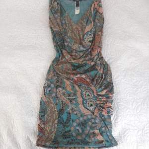 Såå fin draperad klänning från Mango, storlek S. Andra bilden är lånad. För fler bilder skriv gärna 💕