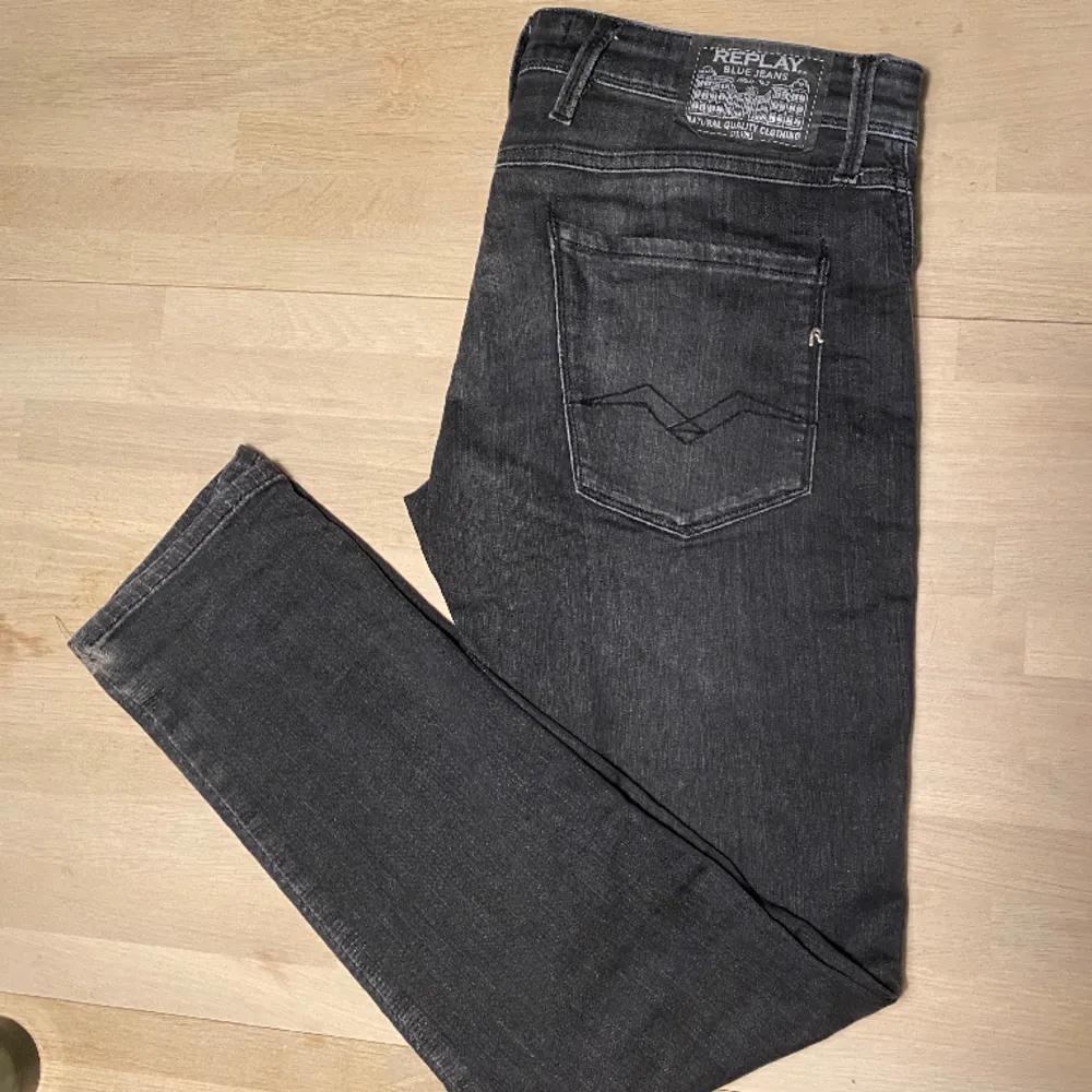 Säljer nu dessa feta replay jeans som passar perfekt till ett par feta dojjor  Strl 34/32 Köpt Åhlens 1,2 . Jeans & Byxor.