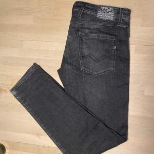 Säljer nu dessa feta replay jeans som passar perfekt till ett par feta dojjor  Strl 34/32 Köpt Åhlens 1,2 