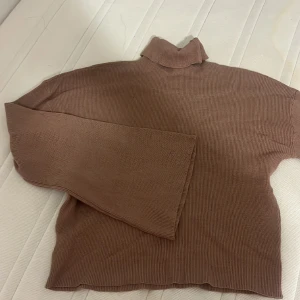 Polotröja  - Polotröja med jättefina stora armar 