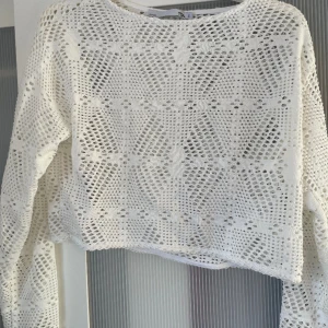 Vit tröja - Säljer denna vita croppade tröja