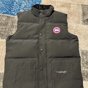  Canada goose väst. Har använt den 2 gånger bara helt ny. Den var liten för mig. - Storlek:L  Svart