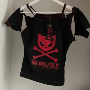 BYE BYE kitty top - Topp köpt second hand. Aldrig använd, prislapparna finns kvar. Det går att ta bort ärmarna och finns flera remmar så man kan styla den som man vill!