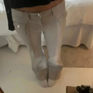 Hm jeans  - Super snygga jeans från hm. Köpta på plick och är sällan använda av mig. De är beigea/ gråa i färgen. Säljer billigt 