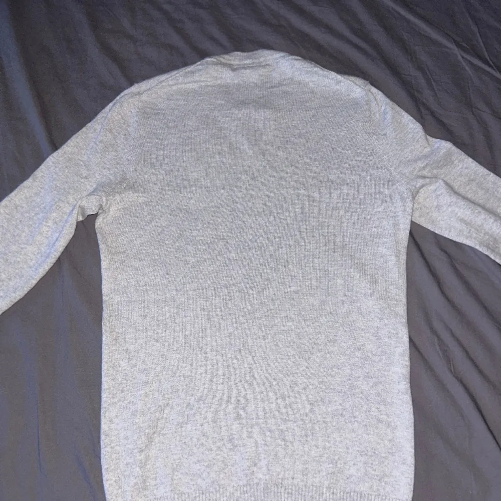 Hej, säljer denna ljusgråa stickade Lyle & Scott tröja i storlek XS då den är för liten. Skicket är 10/10 då den bara är använd ett fåtal gånger, den har Inge defekter eller skador. Nypris 899, mitt pris 250. Hör av er vid funderingar! 😊. Stickat.