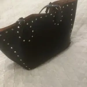 Såå fin och unik väska med nitar ifrån zara, köpt för cirka 4 år sedan så finns inte kvar, bandet har delat sig men går enkelt limma ihop🫶🏼