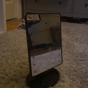 Spegel - Svart bra spegel men dock vet jag inte om den funkar men den är super bra och andvänd🩷🩷