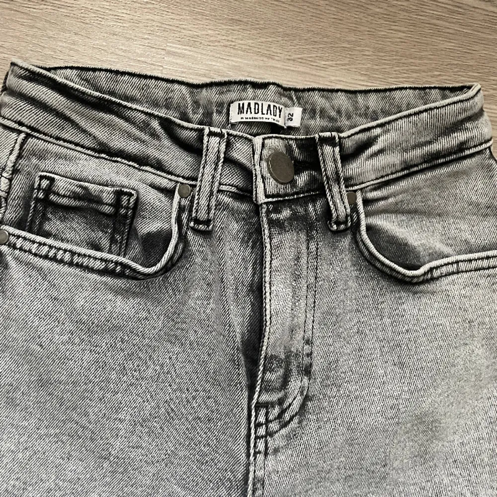 Köpta för ett tag sen ifrån Madlady men aldrig använt då dem tyvärr är för små för mig. Gör sig inte riktigt rättvis på bilderna men jättefina jeans verkligen! 👖👖. Jeans & Byxor.