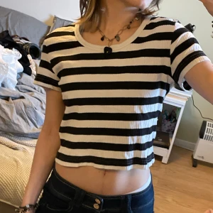 Randig tshirt - Lite ribbat material, superfint skick! Vit och marinblå🫶